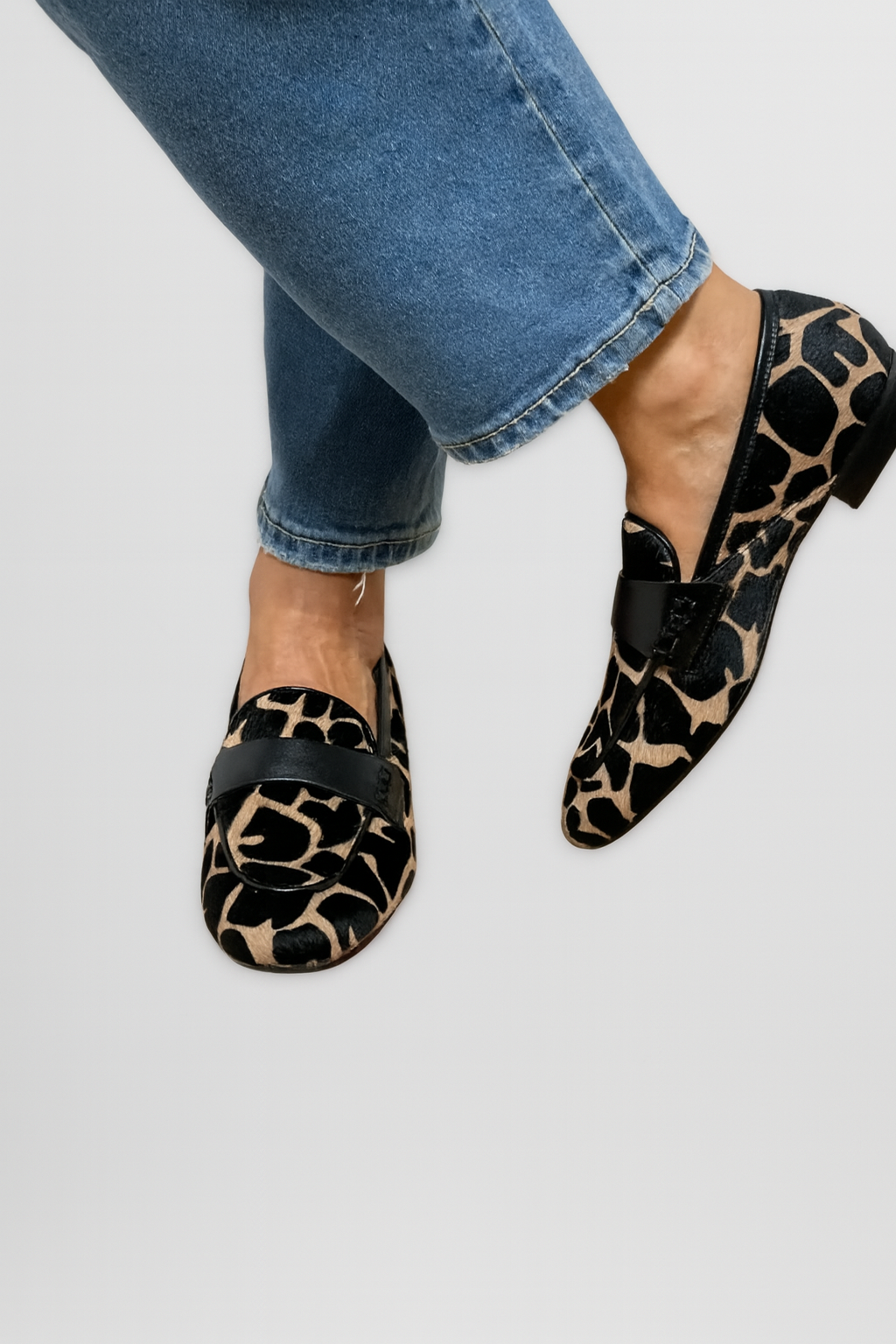 CAMILA – Mocasines de Piel con Estampado Animal y Detalle Negro