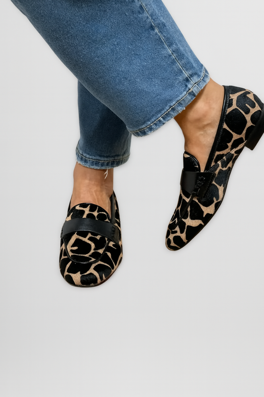 CAMILA – Mocasines de Piel con Estampado Animal y Detalle Negro