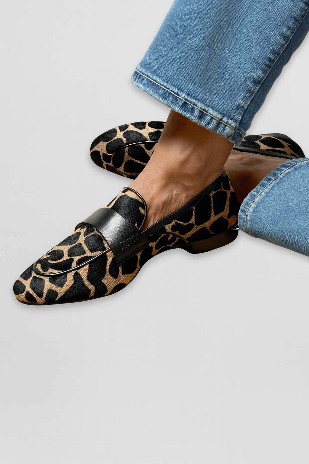 CAMILA – Mocasines de Piel con Estampado Animal y Detalle Negro