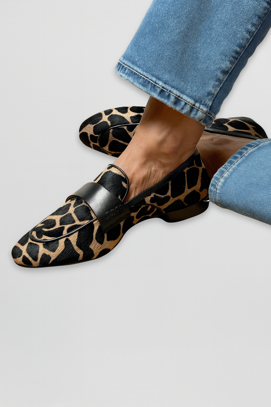 CAMILA – Mocasines de Piel con Estampado Animal y Detalle Negro