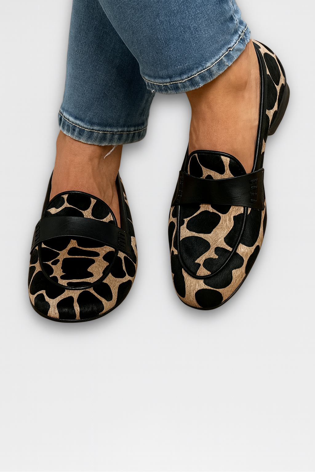CAMILA – Mocasines de Piel con Estampado Animal y Detalle Negro