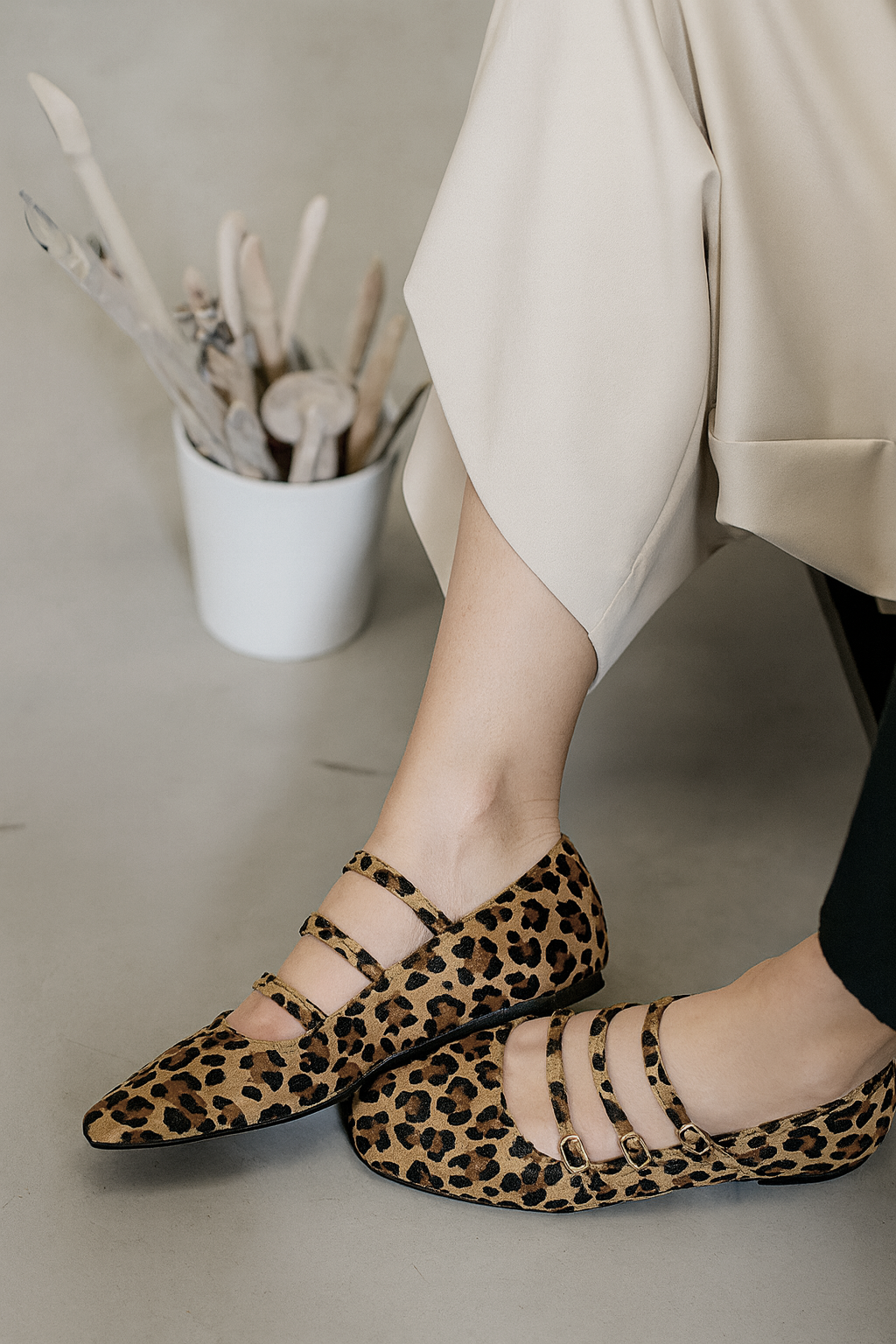ALMA – Bailarinas de Estampado Animal con Triple Correa