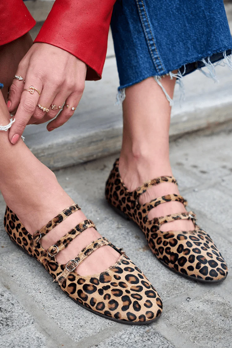 ALMA – Bailarinas de Estampado Animal con Triple Correa